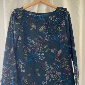 Banana Republic blue floral  blouse size M. Never worn